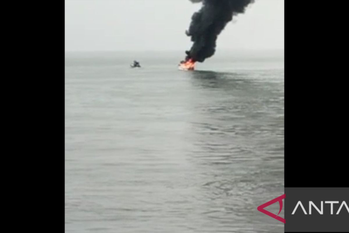 Sebuah speedboat terbakar  di Tarakan