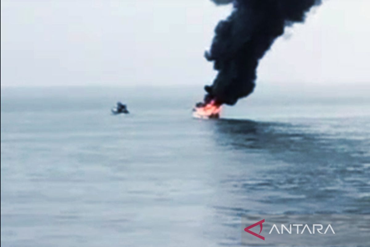 Sebuah speedboat terbakar di Tarakan Kalimantan Utara