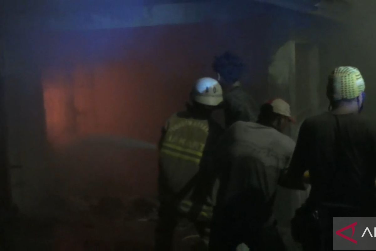 Penghuni rumah terbakar Jumat malam di Pademangan Jakut selamat