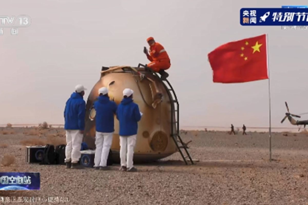 Astronaut Shenzhou-13 China kembali ke bumi setelah catat rekor terlama di orbit