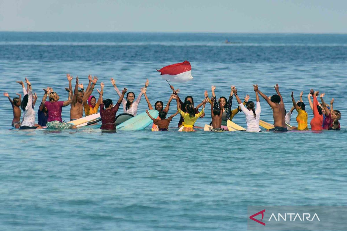 Sambut Hari Kartini, Komunitas Putri Ombak selancar sambil berkebaya di Pantai Kuta