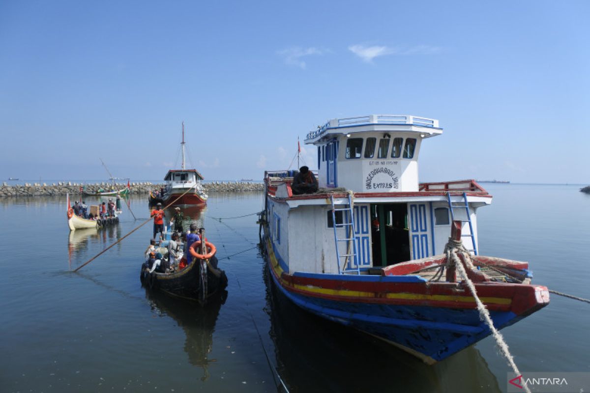 Perahu di Sumenep ditabrak kapal, tiga nelayan belum ditemukan