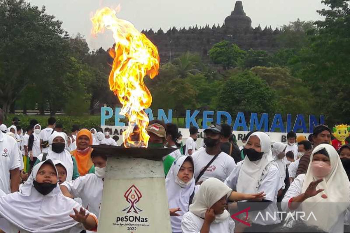 Disabilitas intelektual serukan cinta dan perdamaian di Borobudur