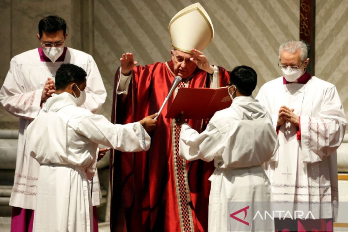 Paus Fransiskus kutuk kekejaman perang Ukraina pada Misa Malam Paskah