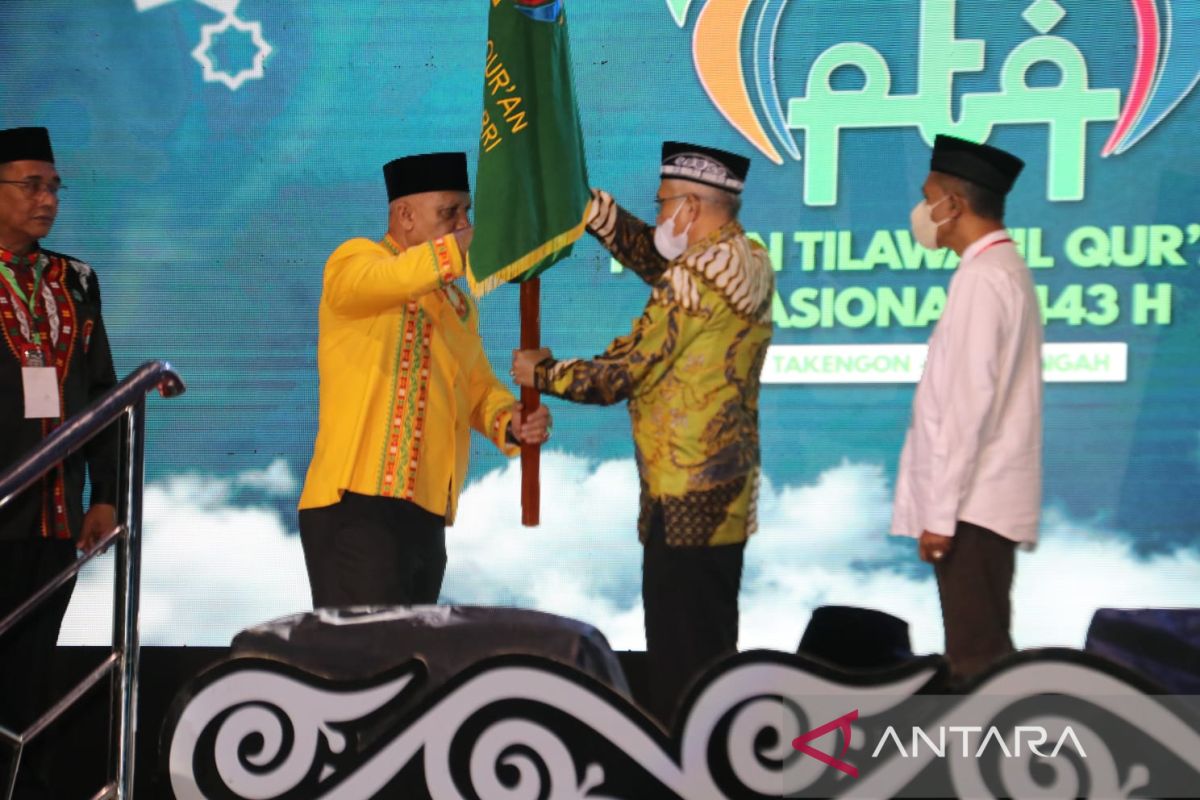 Bupati Shabela serahkan bendera tuan rumah PTQ RRI ke Sultra