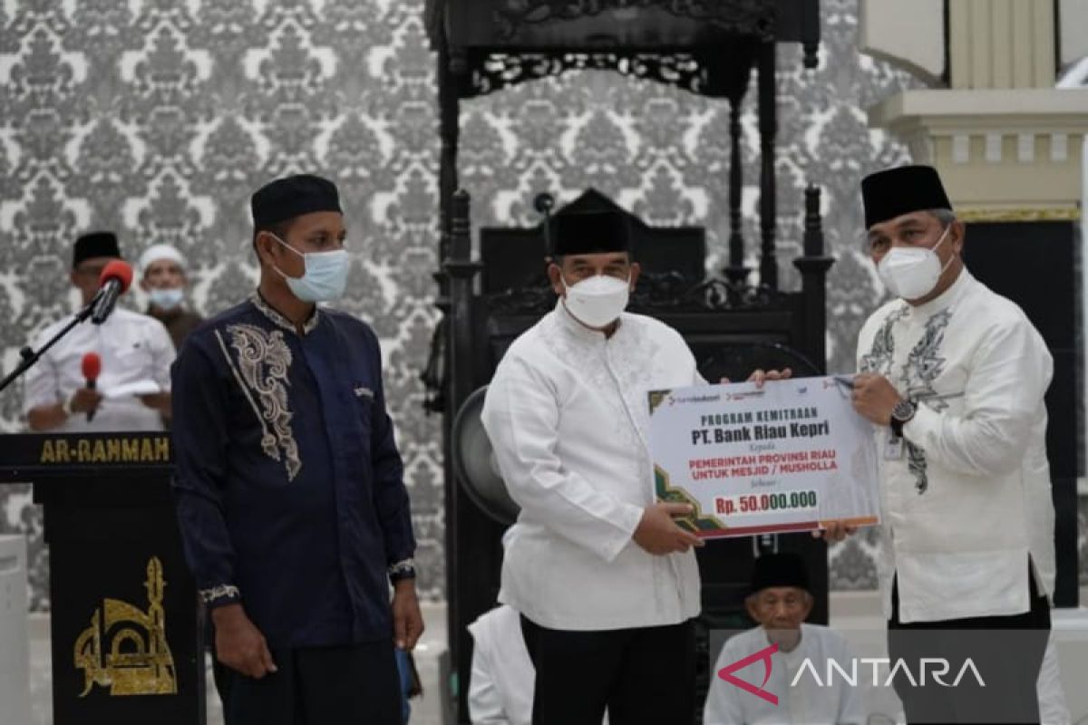 Wagub Riau salurkan Rp50 juta untuk pembangunan masjid di Meranti