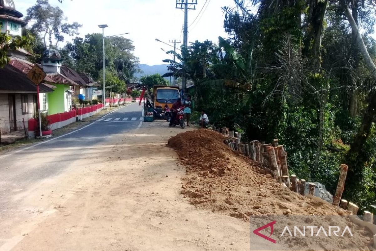 Bronjong penahan badan jalan provinsi di Sibadoar yang amblas selesai diperbaiki