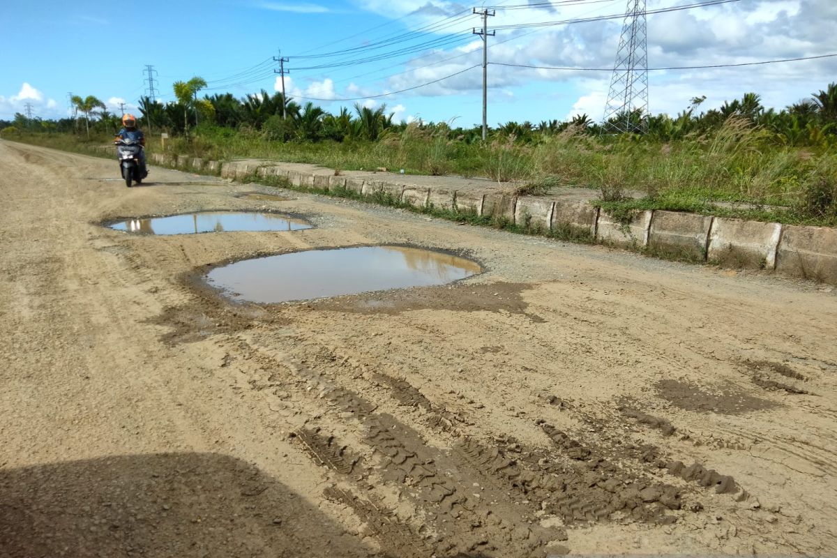 Bagian jalan menuju KEK kabupaten Sorong rusak