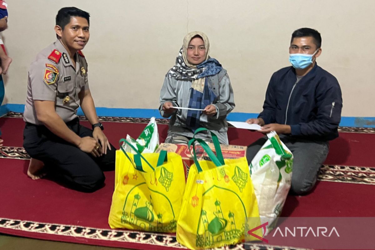 Serdik Sespimmen Polri Kompol Ade Papa Rihi berbagi untuk warga di Bulan Ramadhan