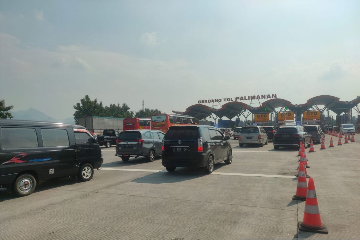 Arus balik libur panjang akhir pekan di jalan Tol Cipali ramai