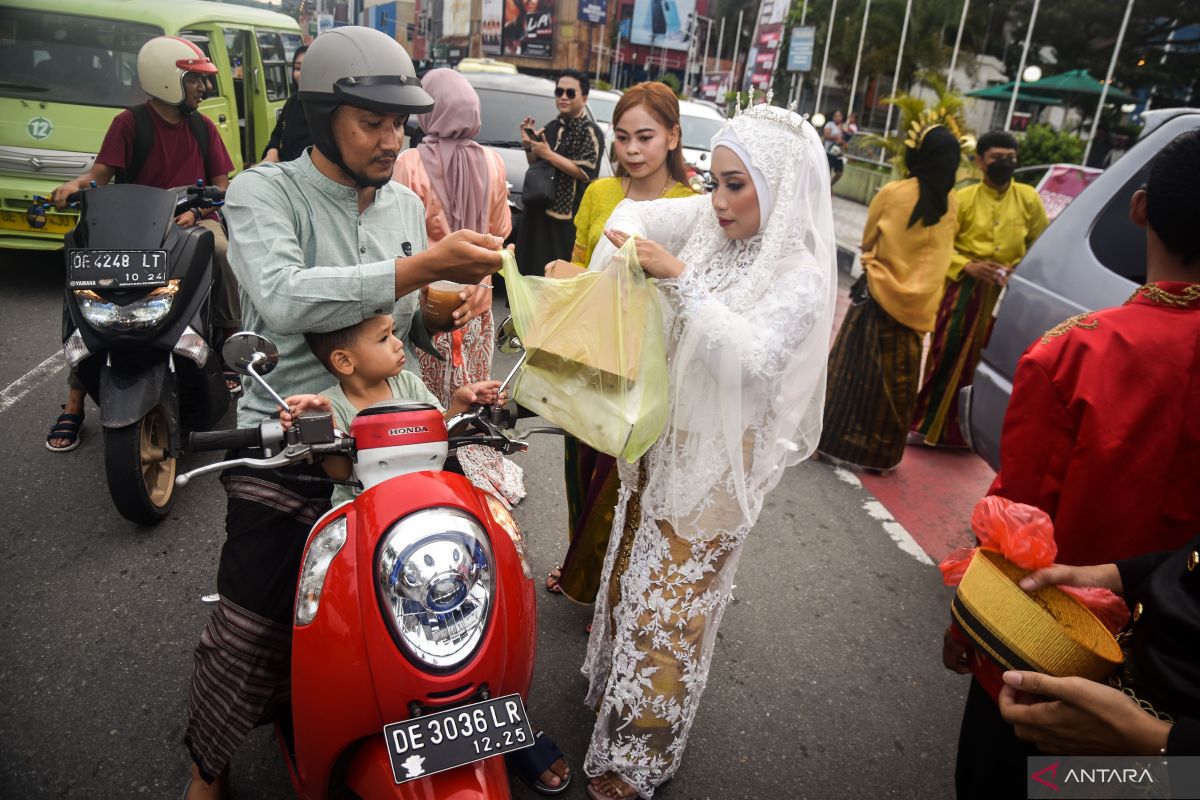 Komunitas WO bagikan iftar gratis dengan Gaun pengantin di Ambon, peduli sosial dengan sesama