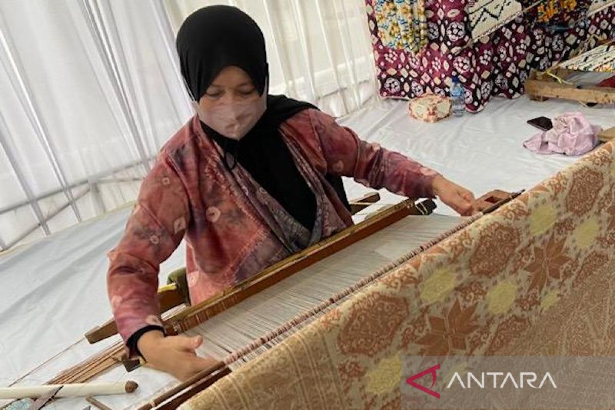 Penenun kain tradisional Palembang  akses pembiayaan KUR