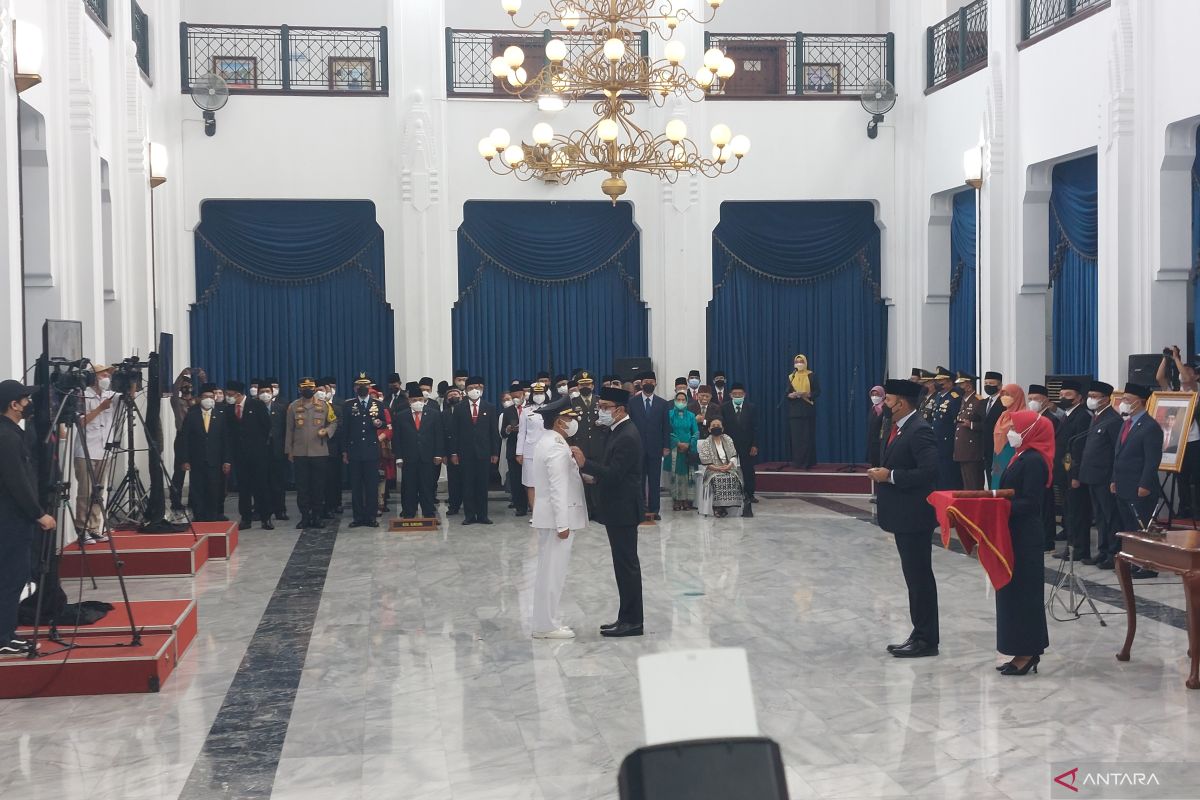 West Java governor inaugurates Yana Mulyana as Bandung mayor
