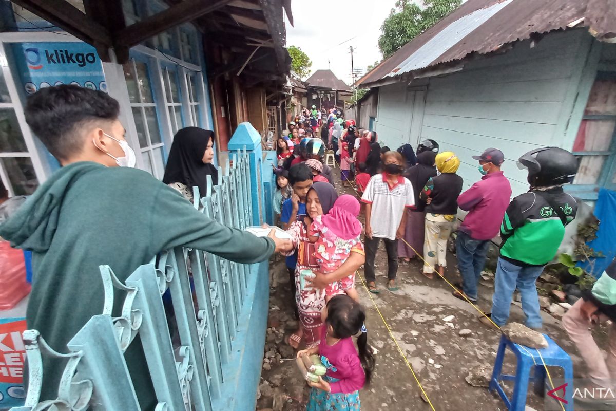 Bebagi ribuan paket berbuka puasa