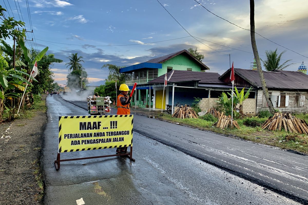 Jalan provinsi di Kecamatan Batumandi mulai diperbaiki