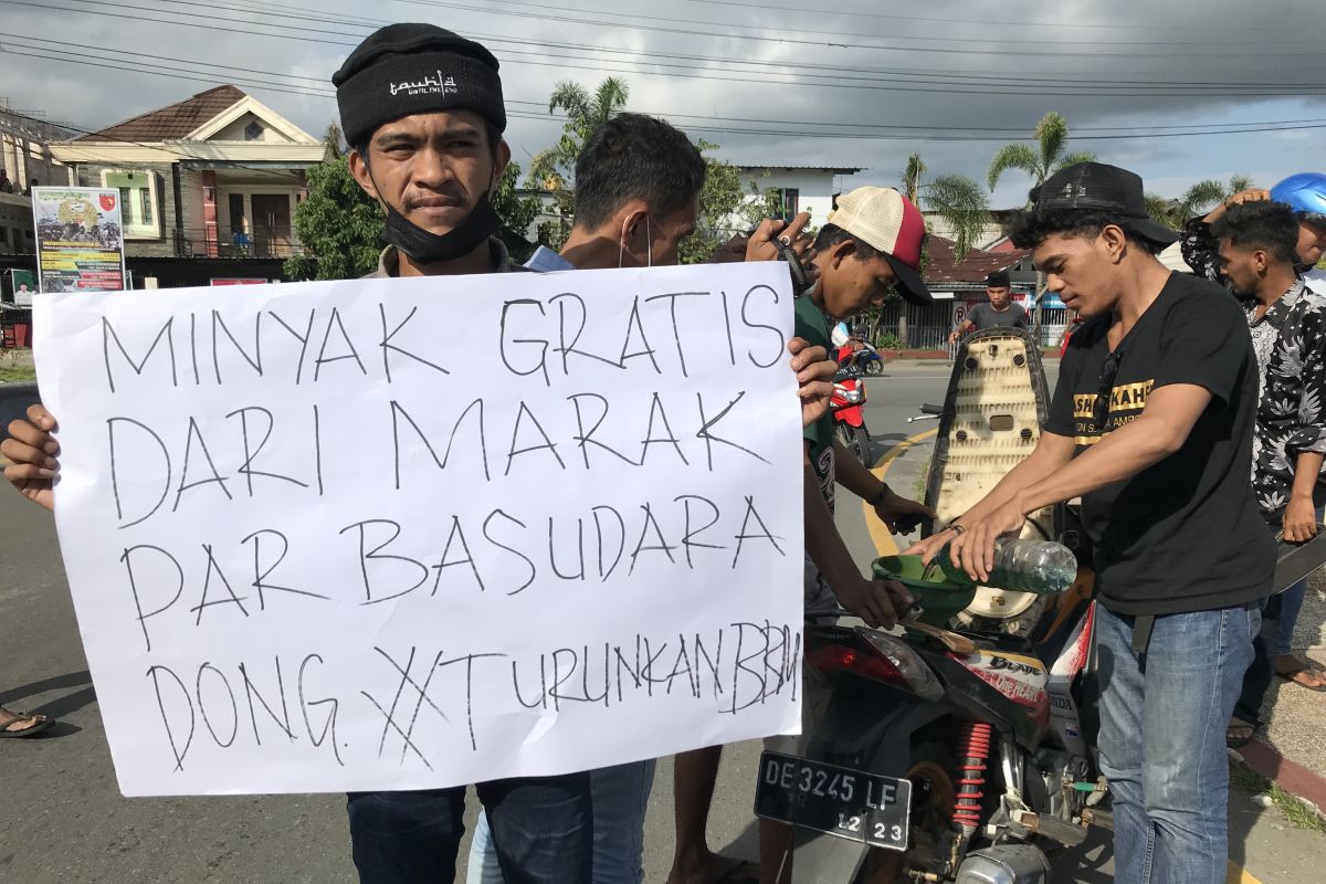 Marak unjuk rasa di Ambon bagikan Pertalite gratis