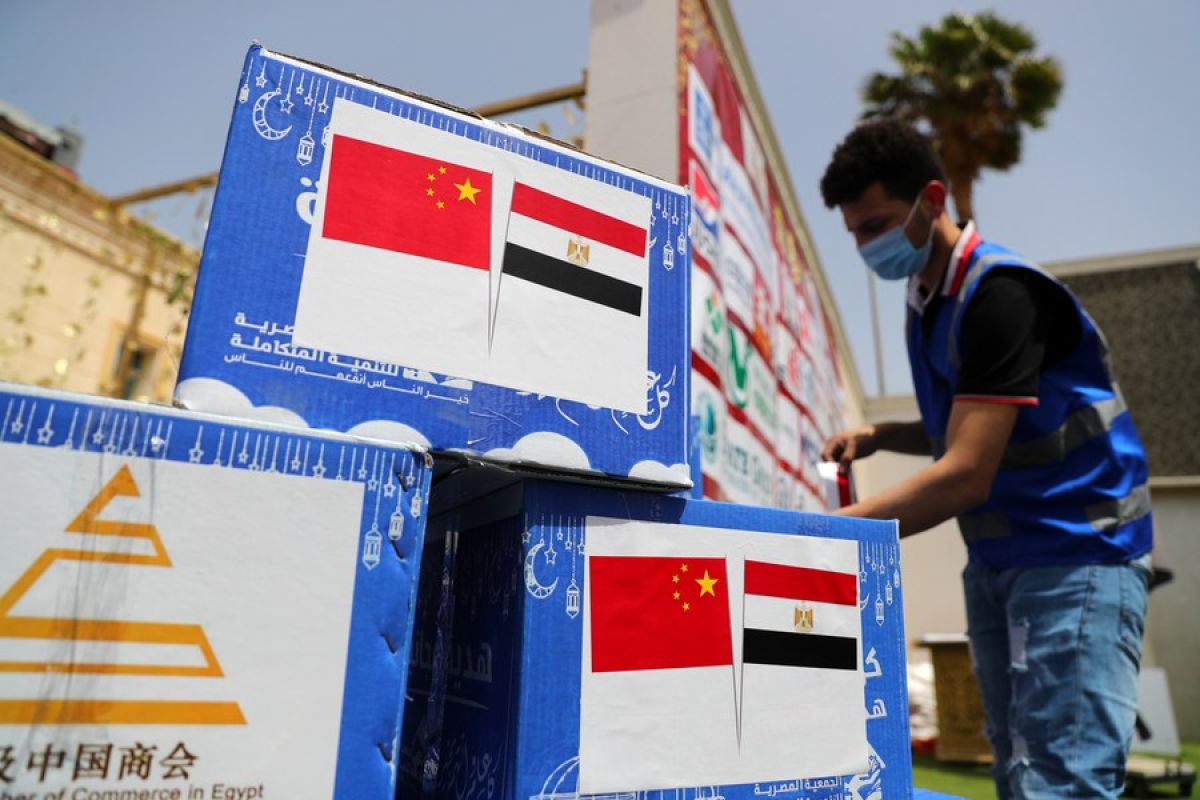 Perusahaan China di Mesir beri sumbangan pada keluarga membutuhkan