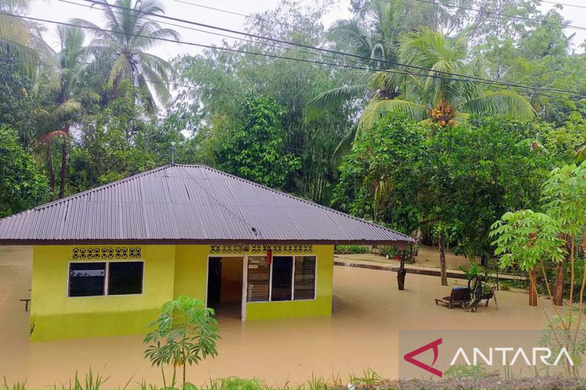 Sungai meluap rendam rumah warga di Kuansing