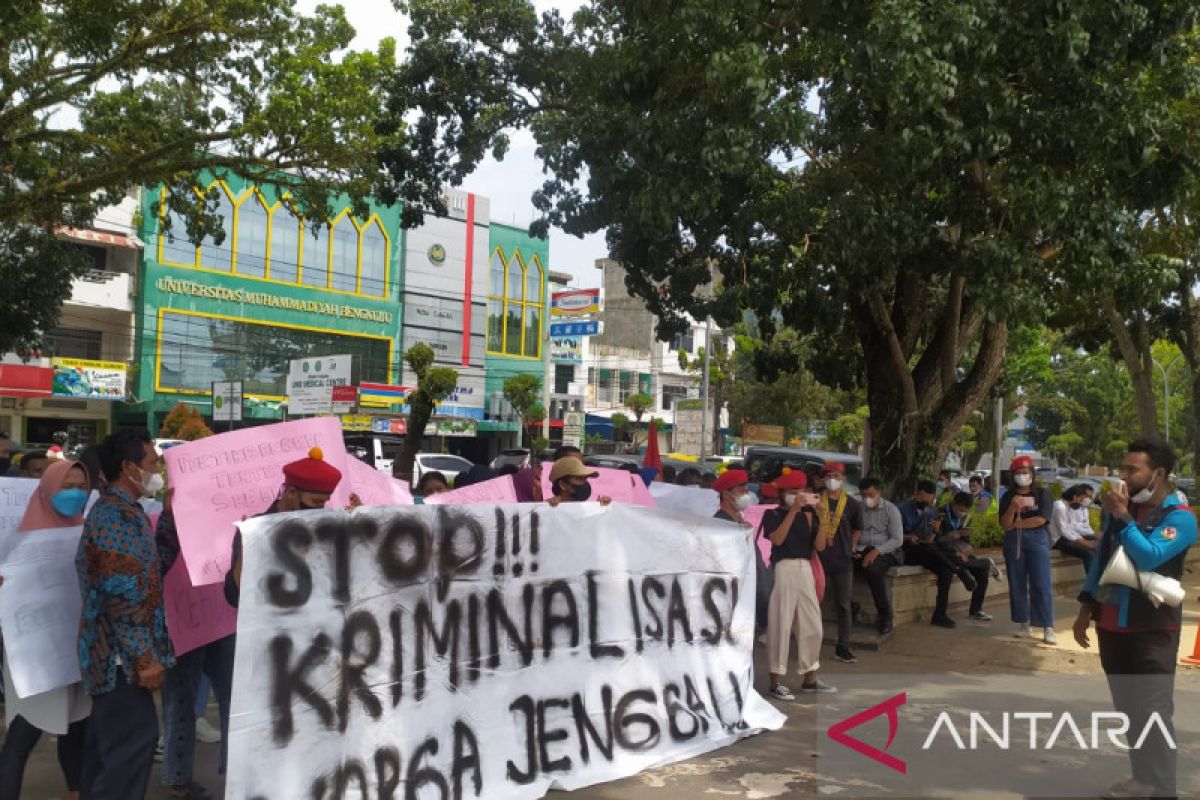Mahasiswa unjuk rasa di depan Pengadilan Negeri Bengkulu