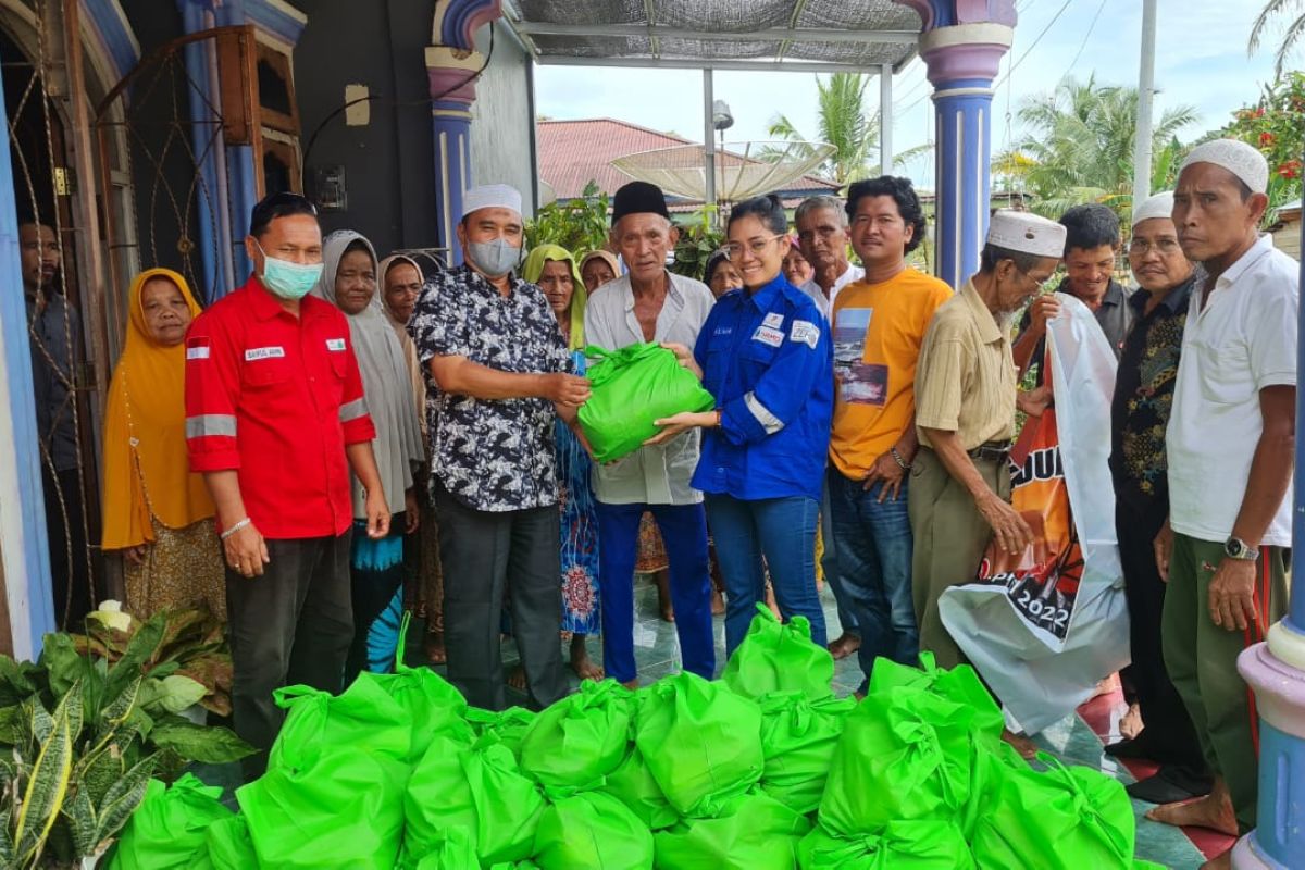 SKK Migas - KKKS SRMD bagikan paket sembako untuk warga di dua desa