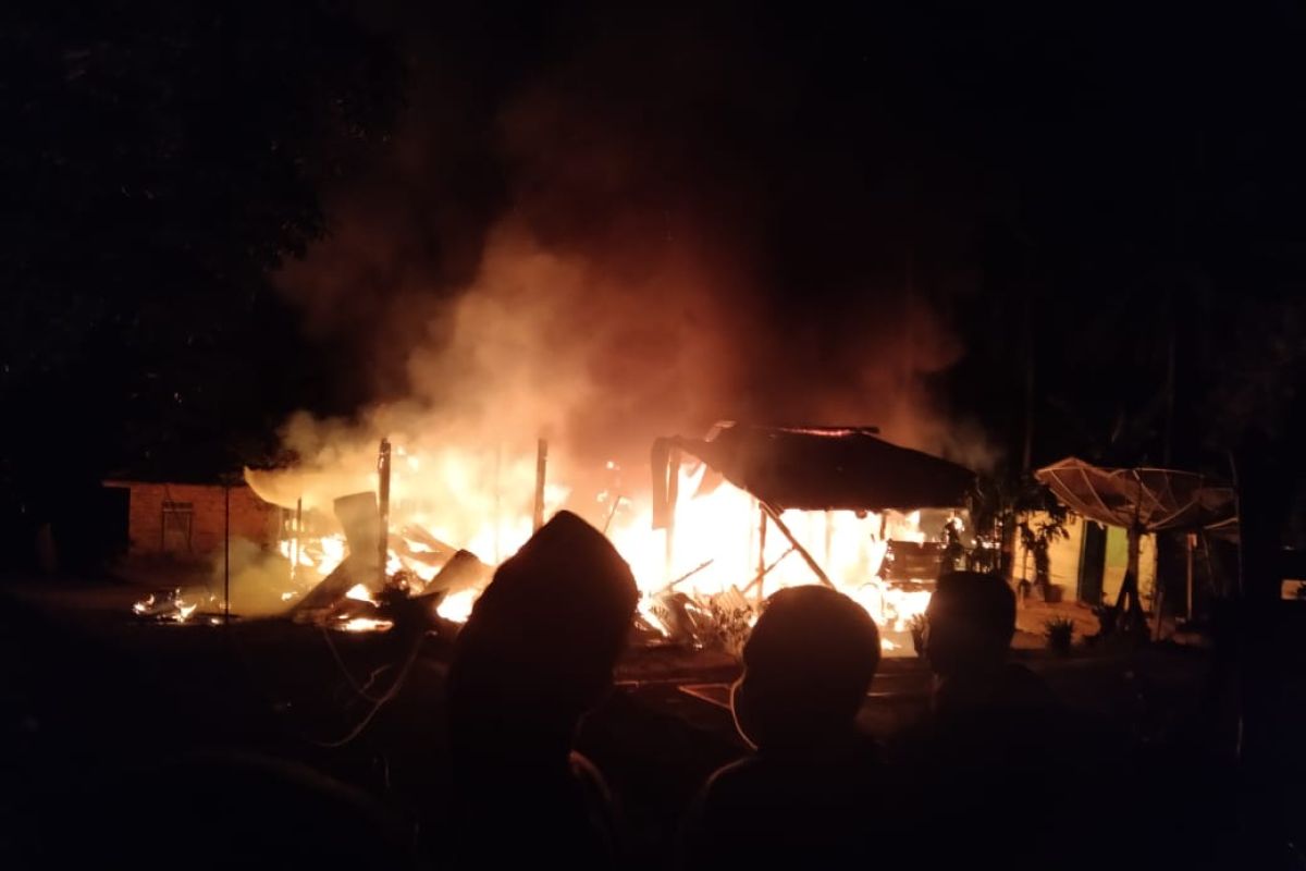 Satu unit rumah warga warga Tembesi Batanghari hangus terbakar