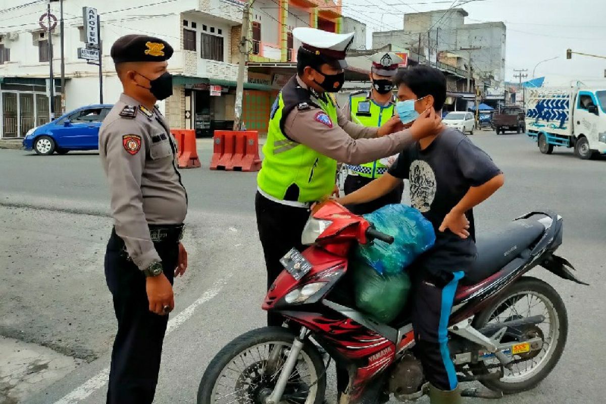 Polres Batubara bagikan masker kepada pengendara saat atur arus lalu lintas
