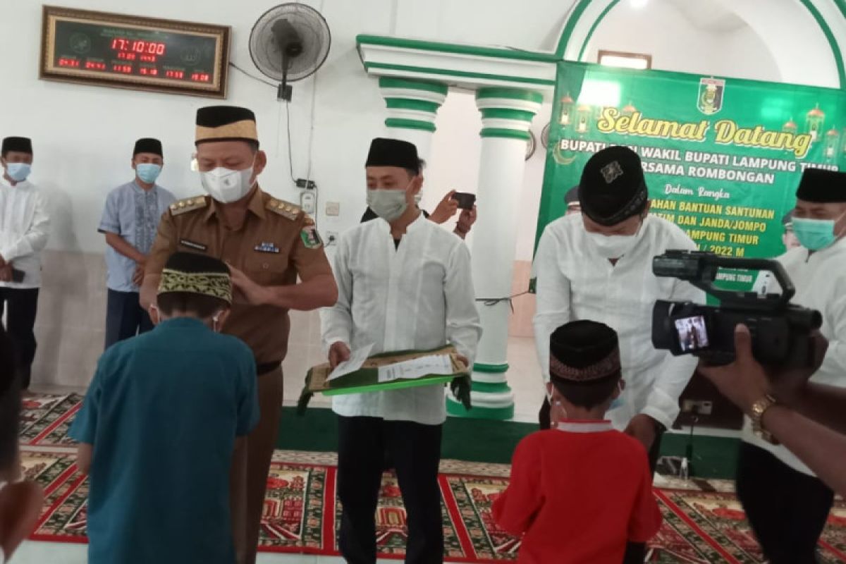 Bupati Lampung Timur salurkan paket sembako buat anak yatim dan lansia