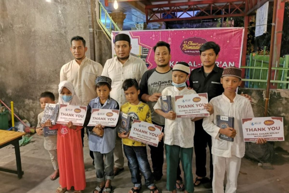 HMJ KESSOS FISIP UMSU dan Global Ehsan RELIEF bagikan 30 Al-Quran untuk anak yatim