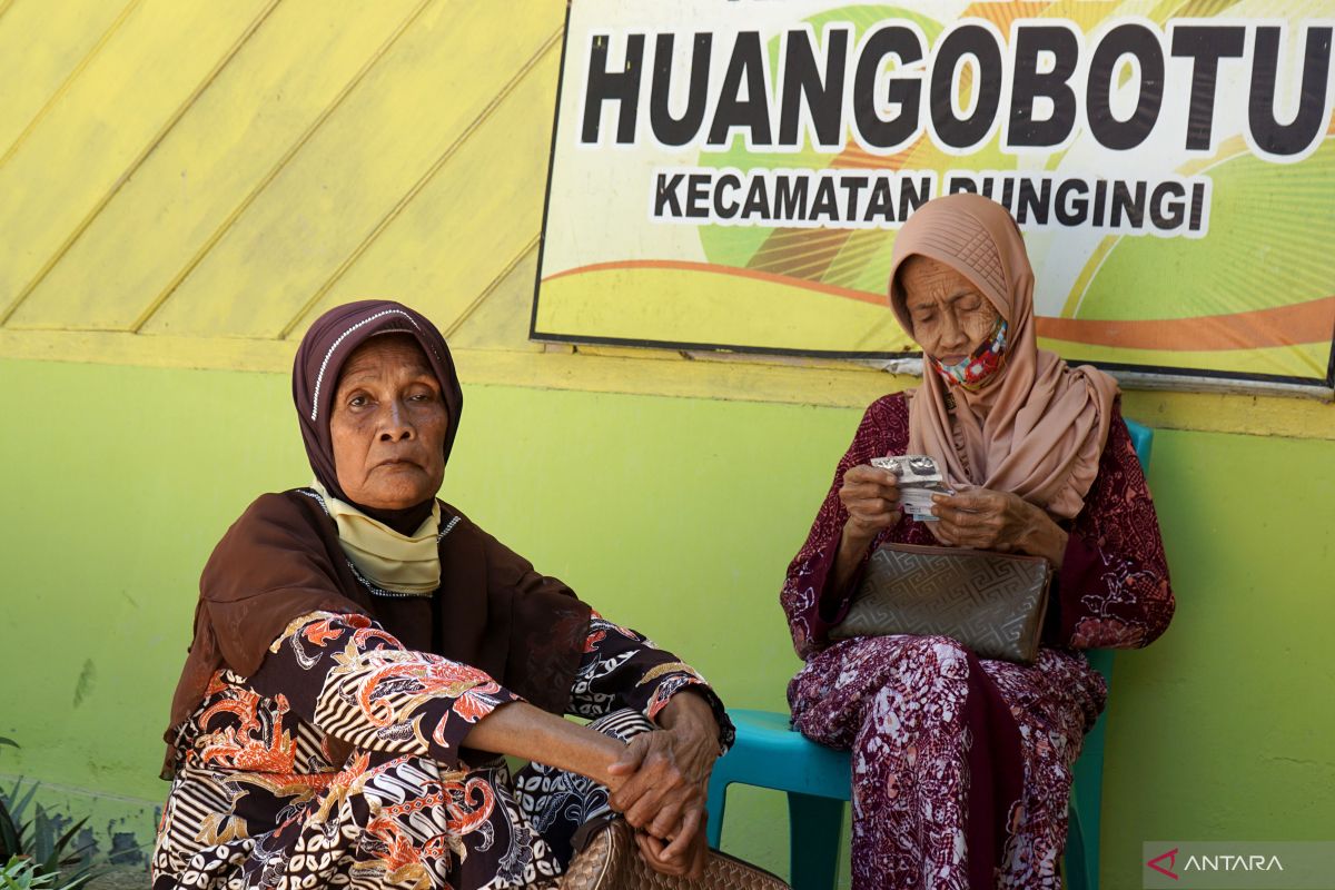 Warga Kota Gorontalo mulai terima BLT minyak goreng