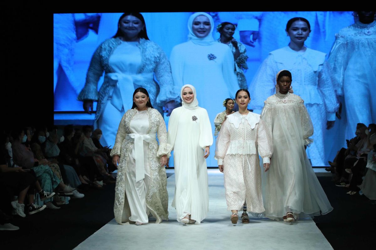 Wardah gandeng empat desainer di perhelatan Indonesia Fashion Week 2022