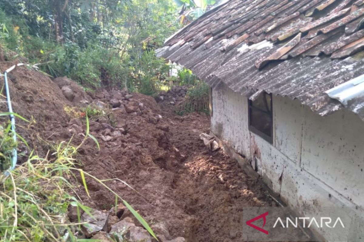 Belasan rumah di Cianjur terancam longsor, enam keluarga mengungsi
