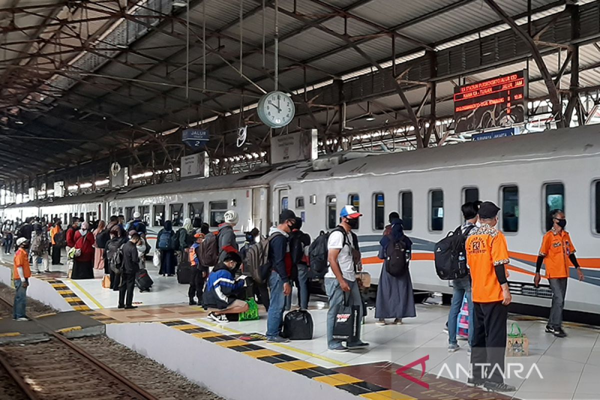 Belum vaksin, petugas turunkan seorang penumpang KA