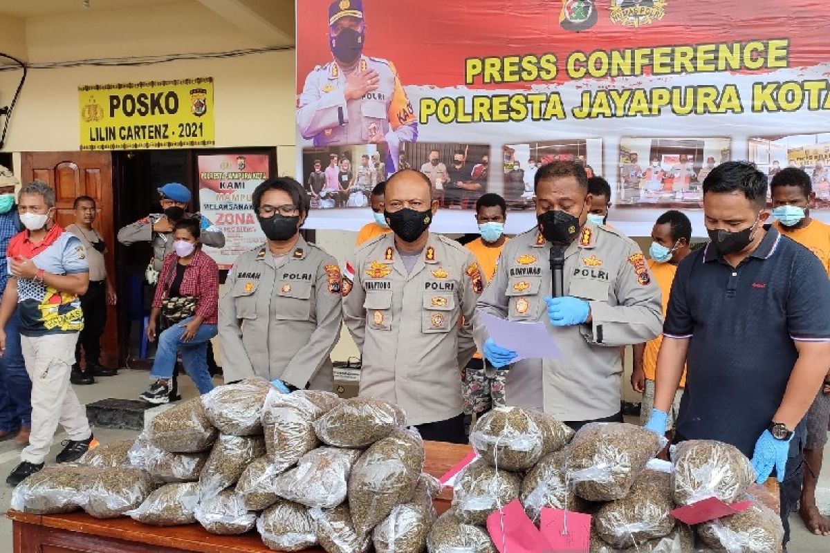 Polisi Jayapura tangkap lima warga PNG bawa 21,9 kg ganja