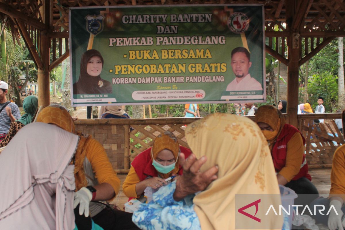 Relawan Charity Banten gelar pengobatan gratis dan buka bersama warga Labuan