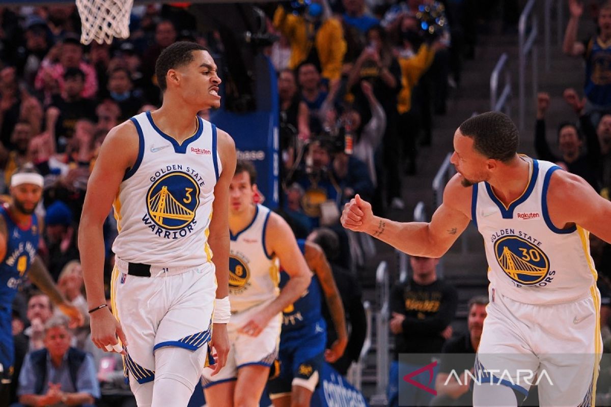 Stephen Curry pimpin Warriors mantapkan keunggulan atas Nuggets