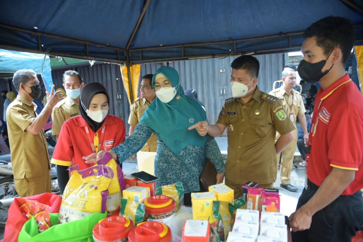 Bupati Sambas tinjau bazar pasar murah di Kartiasa