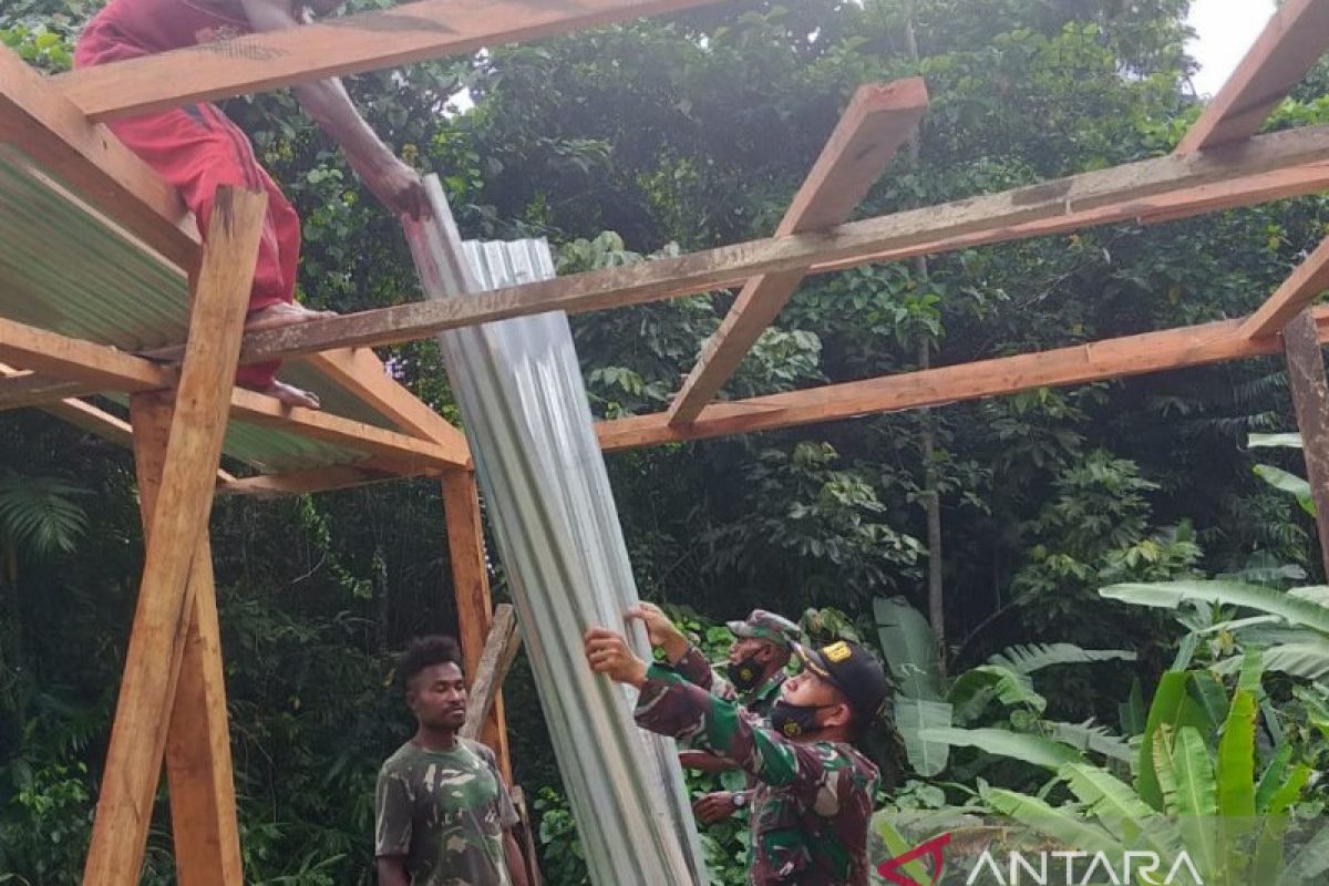 Koramil Supiori Selatan bantu warga memperbaiki rumah
