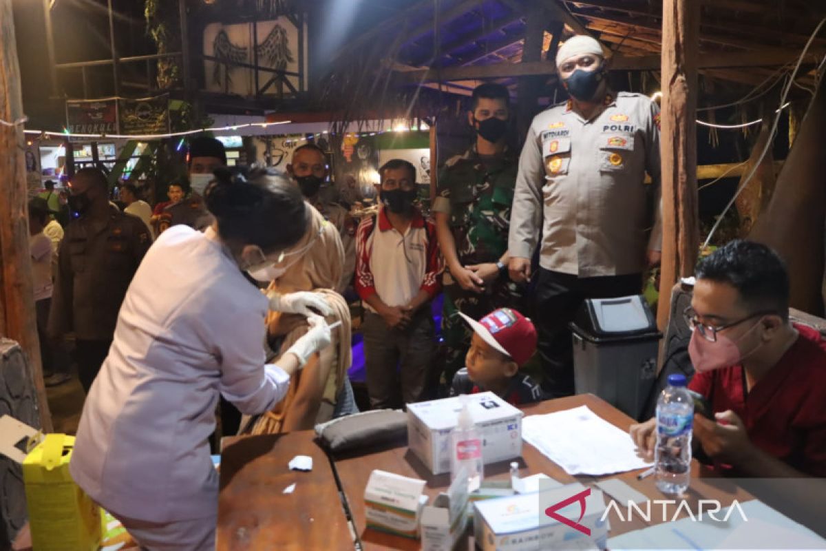 TNI dan polisi di Mukomuko jaga vaksinasi di kedai kopi