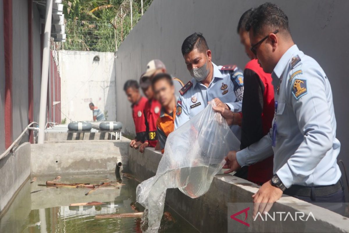 Usai Napi dibekali ilmu budidaya ikan dan sayuran, giliran petugas tambah energi