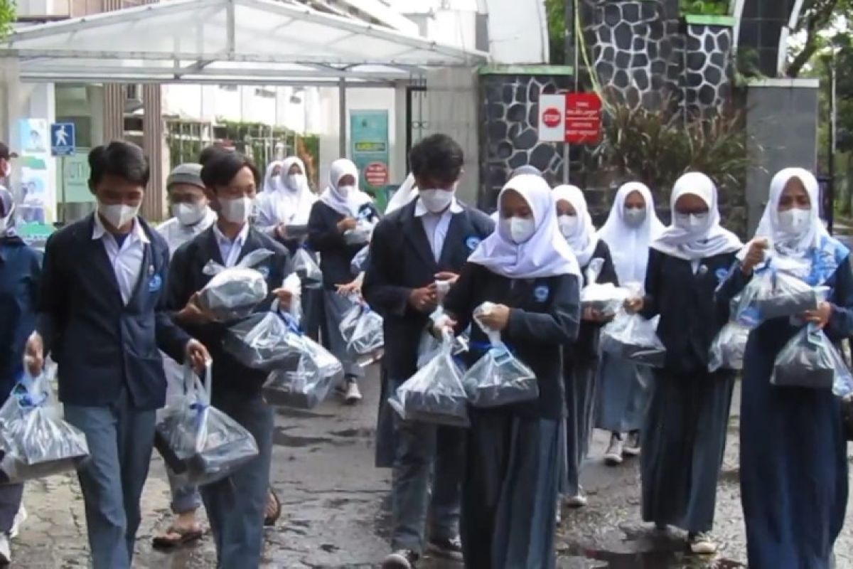 Pelajar SMKN 9 di Kota Bandung berbagi dengan warga dalam Program Rantang Siswa
