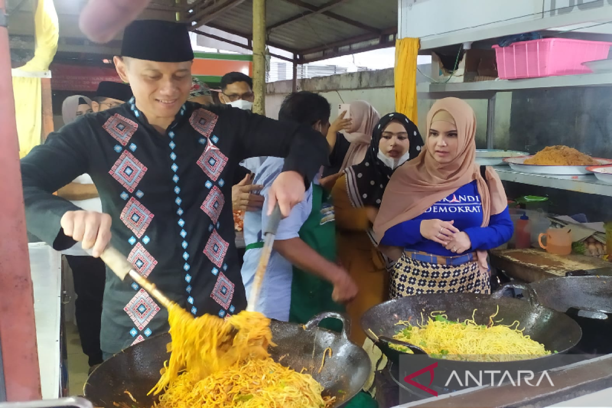 AHY borong takjil Ramadhan di Aceh