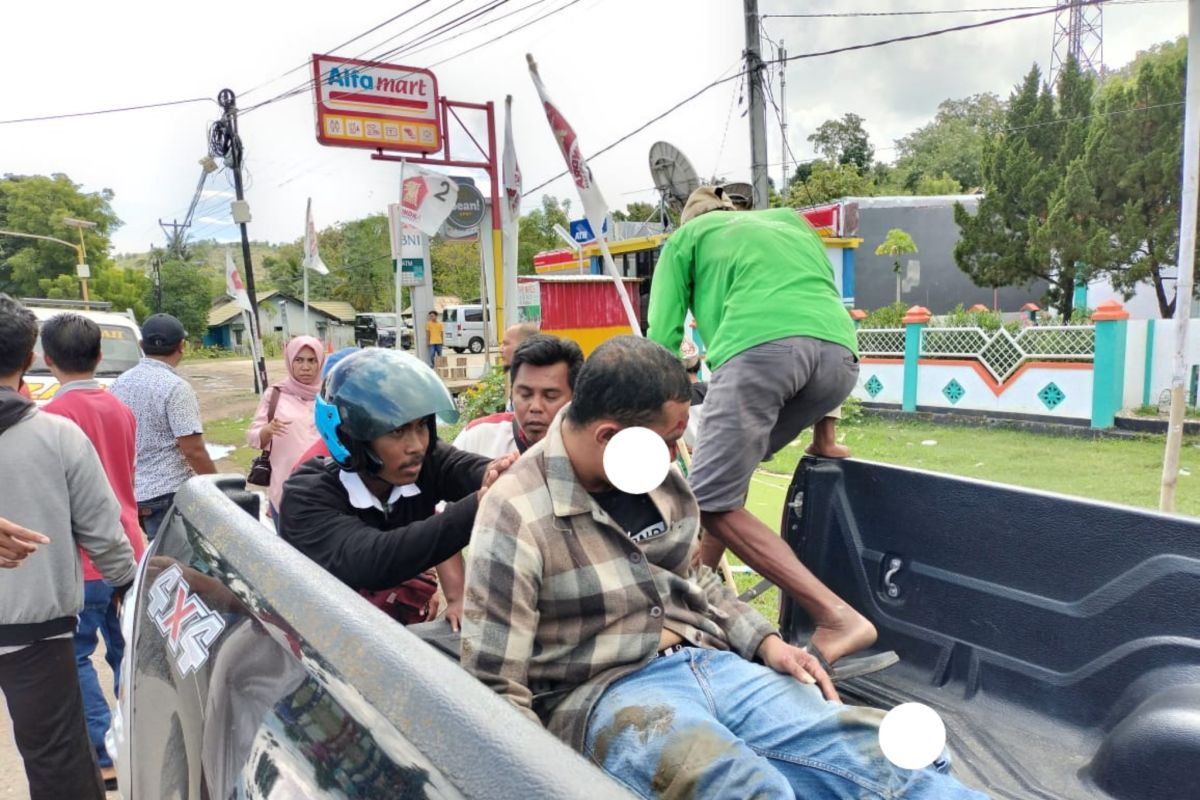 Pengendara motor terpental lima meter setelah bertabrakan dengan mobil di depan Bandara Bima