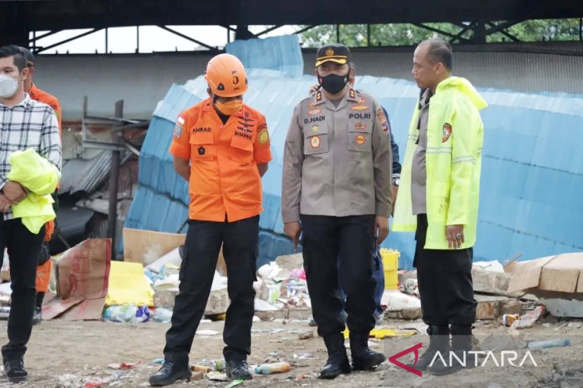 Empat korban ditemukan meninggal tertimbun ambruknya Alfamart di Gambut