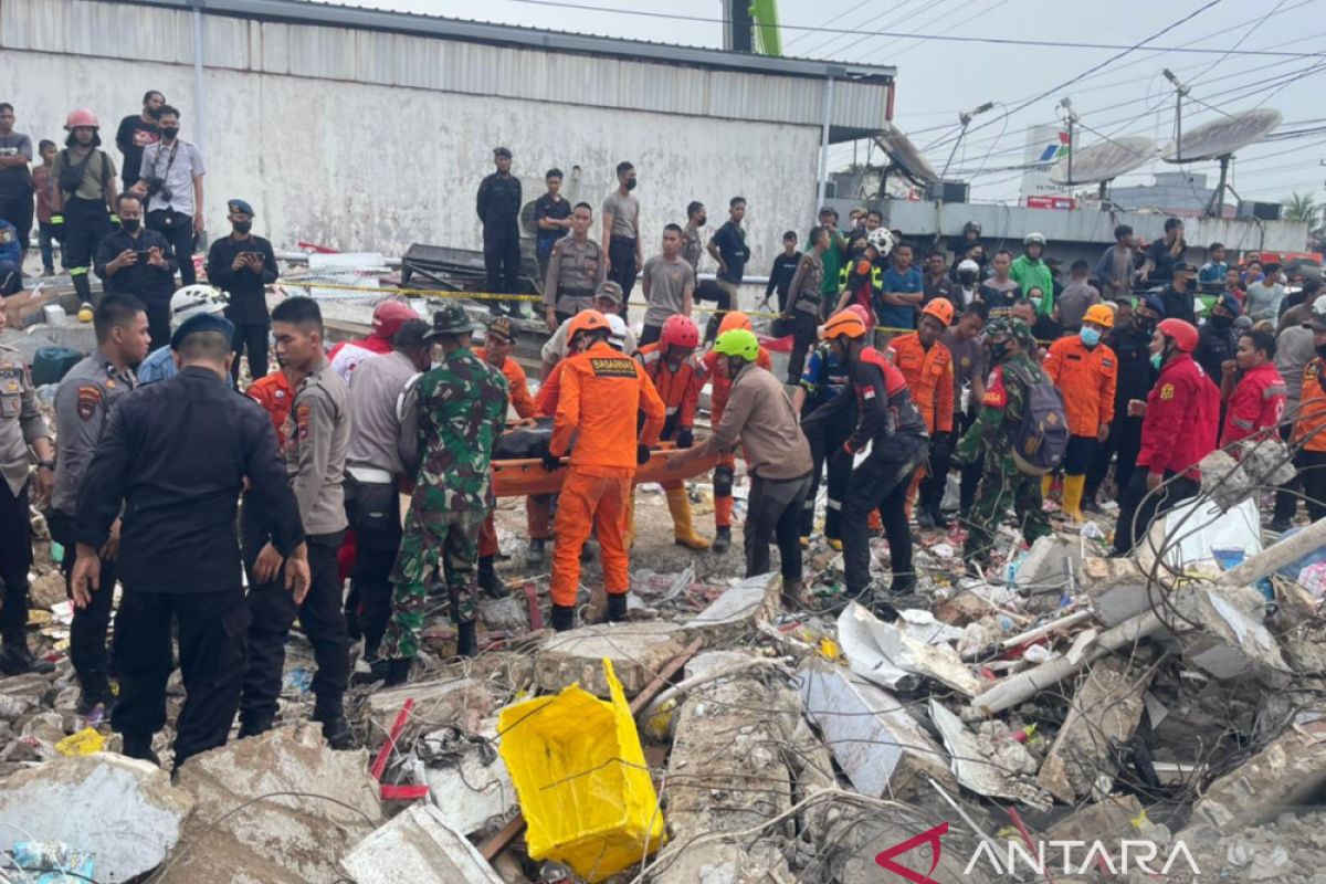 Basarnas tuntaskan evakuasi korban minimarket ambruk di Banjar