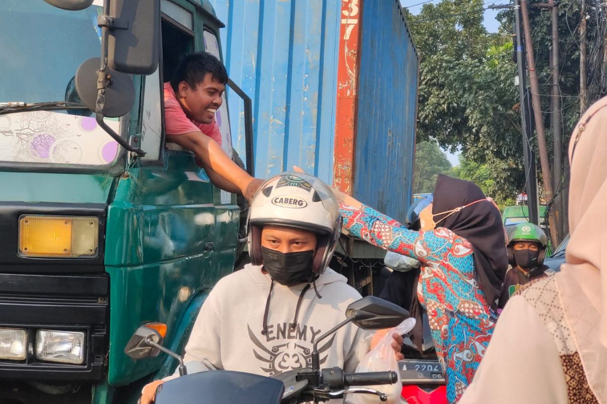 BPJAMSOSTEK Batuceper bagikan ratusan takjil ke warga hasil swadaya karyawan