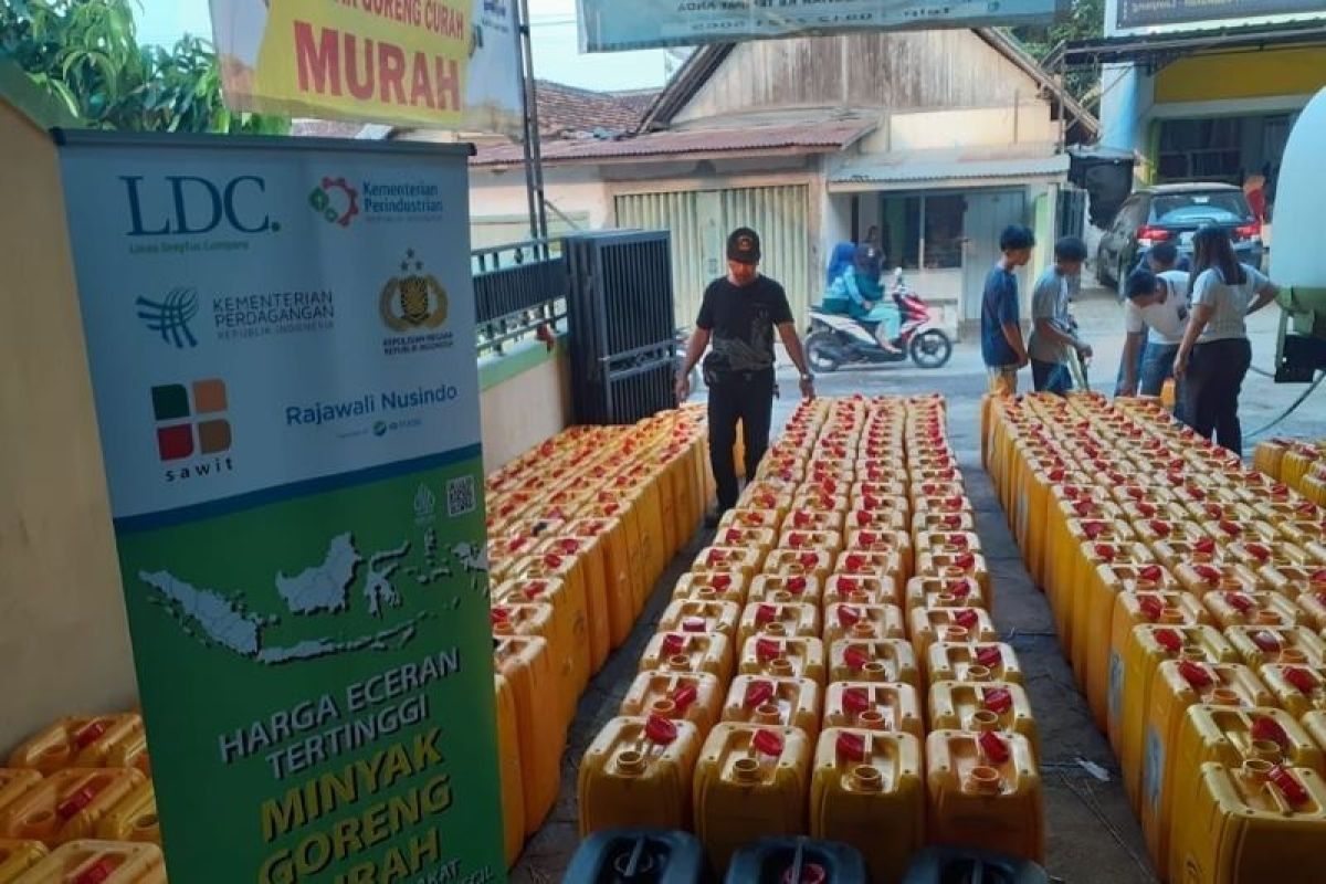 BUMN Pangan telah salurkan sebanyak 27 juta liter minyak goreng ke pasar rakyat