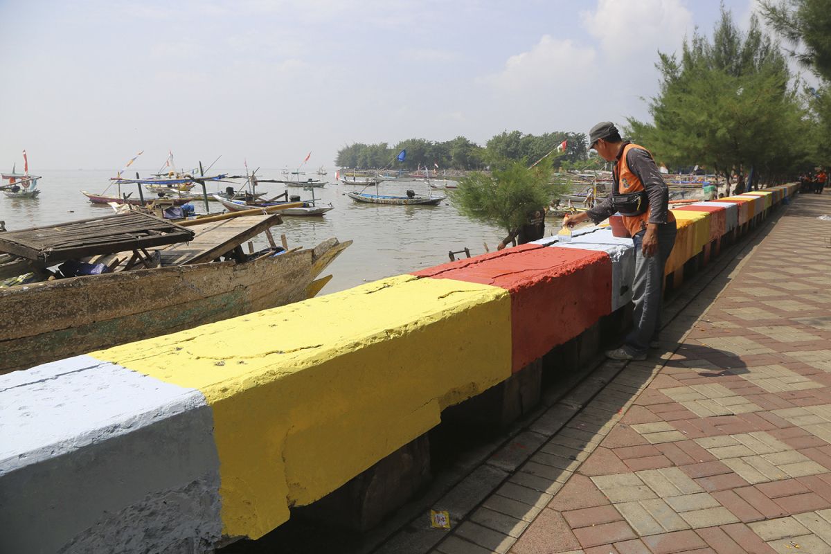 Pantai Nambangan Surabaya dipercantik dengan cat warna-warni