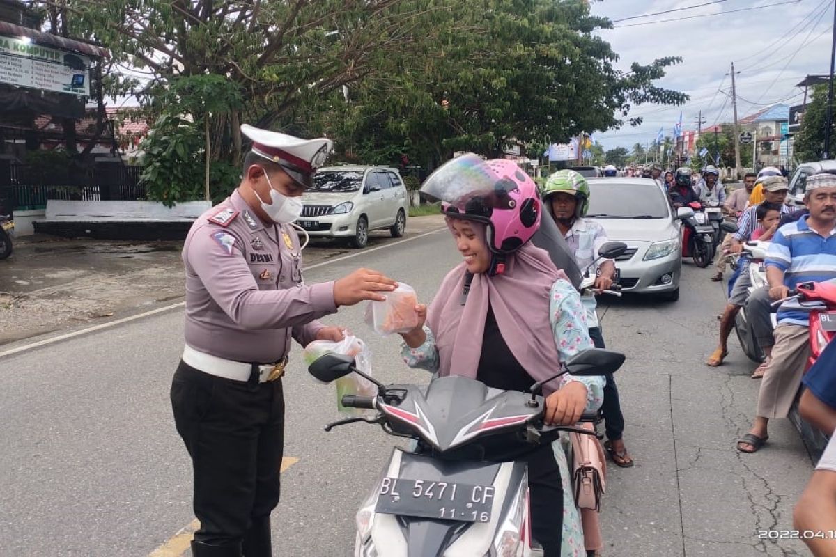 Polantas Polres Abdya bagi takjil gratis ke pengendara