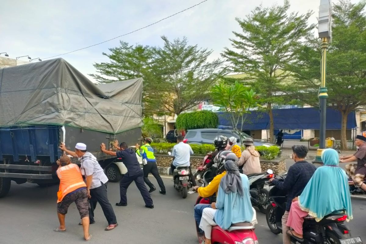 Cegah macet, Polantas Polres Lombok Tengah bantu dorong truk mogok