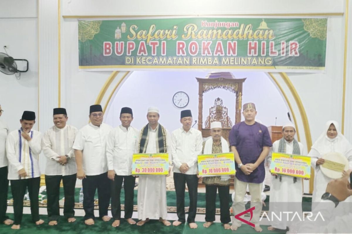 Safari Ramadhan di Rimba Melintang, Bupati Rohil serahkan bantuan Rp50 juta